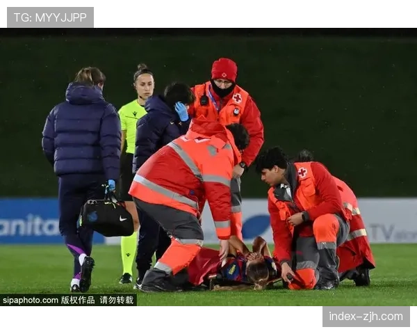 现场：皇马vs瓦伦西亚比赛中，VAR长时间介入审查一粒点球判罚。